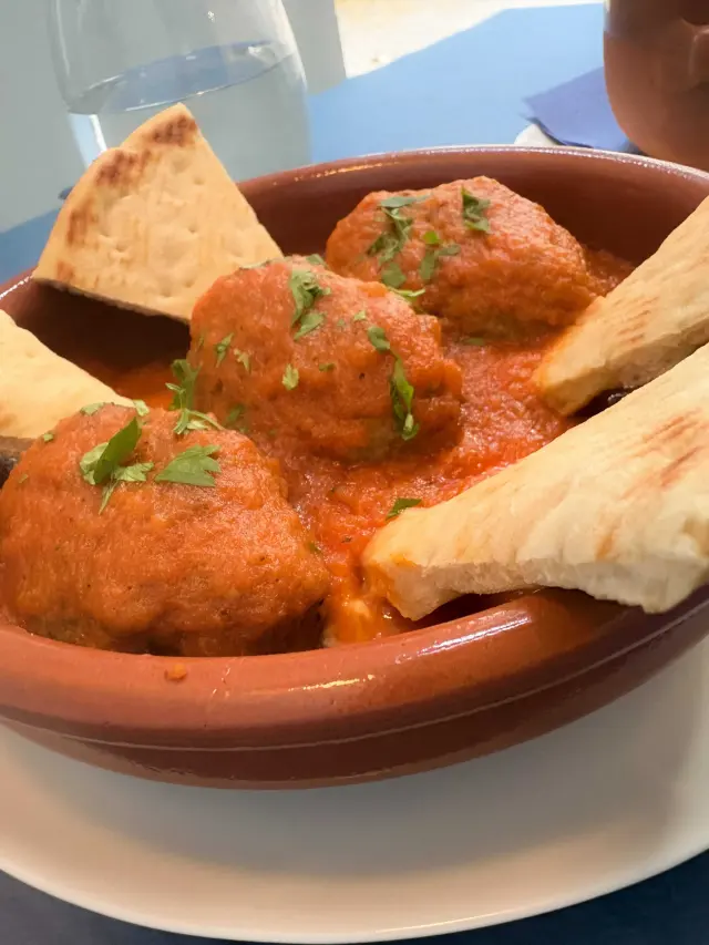 Soutzoukakia with pita bread